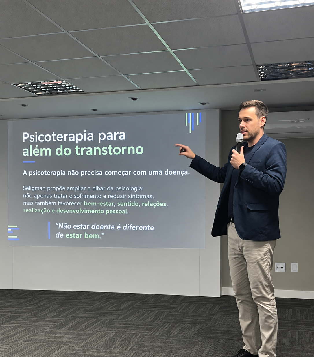 Mateus Troyack ministrando uma palestra sobre psicoterapia